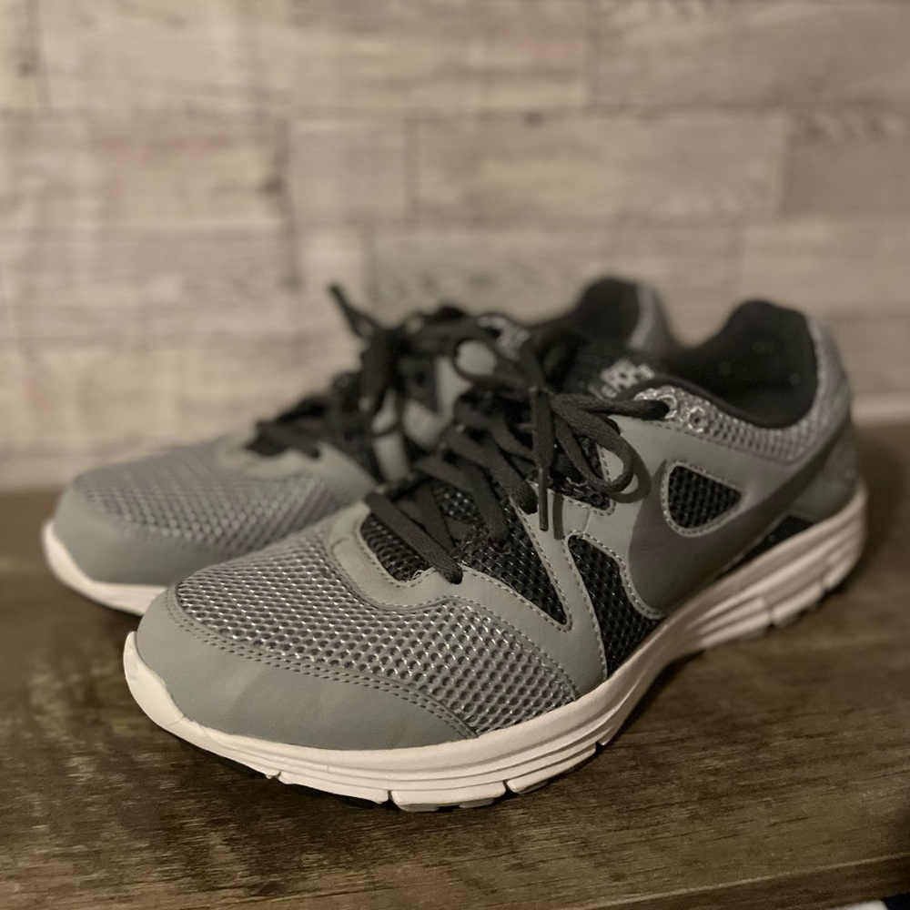 Men’s Nike tennis shoes